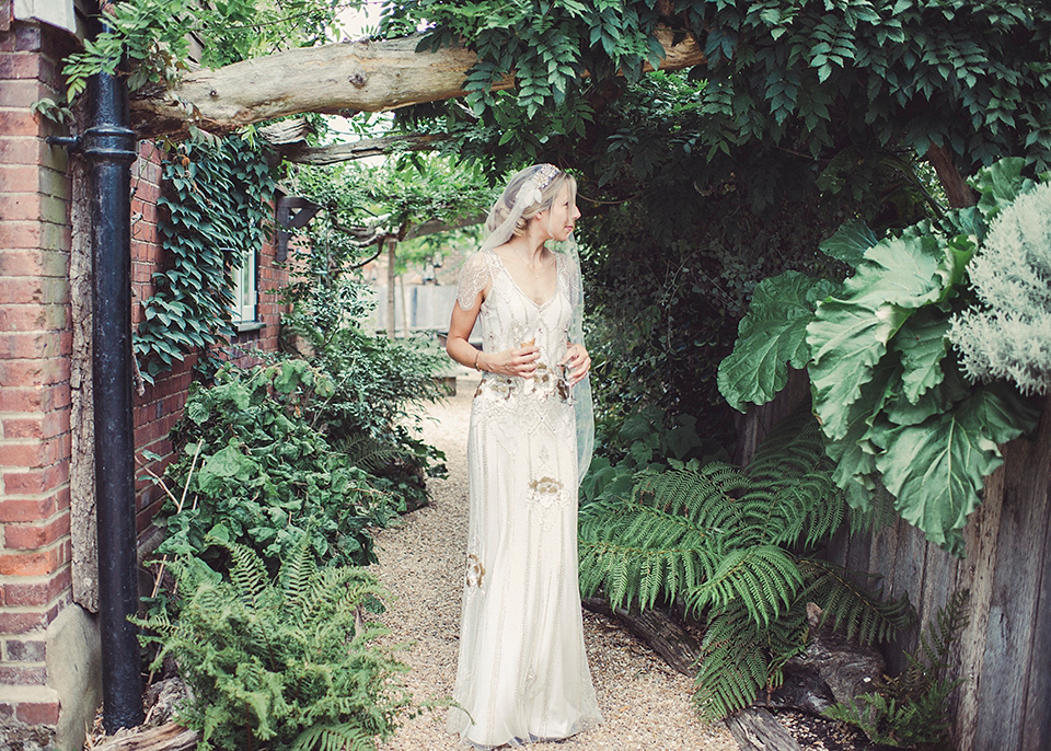 Jenny Packham glamour for a pale green pub wedding in Sussex. Photography by Razia N. Jukes.