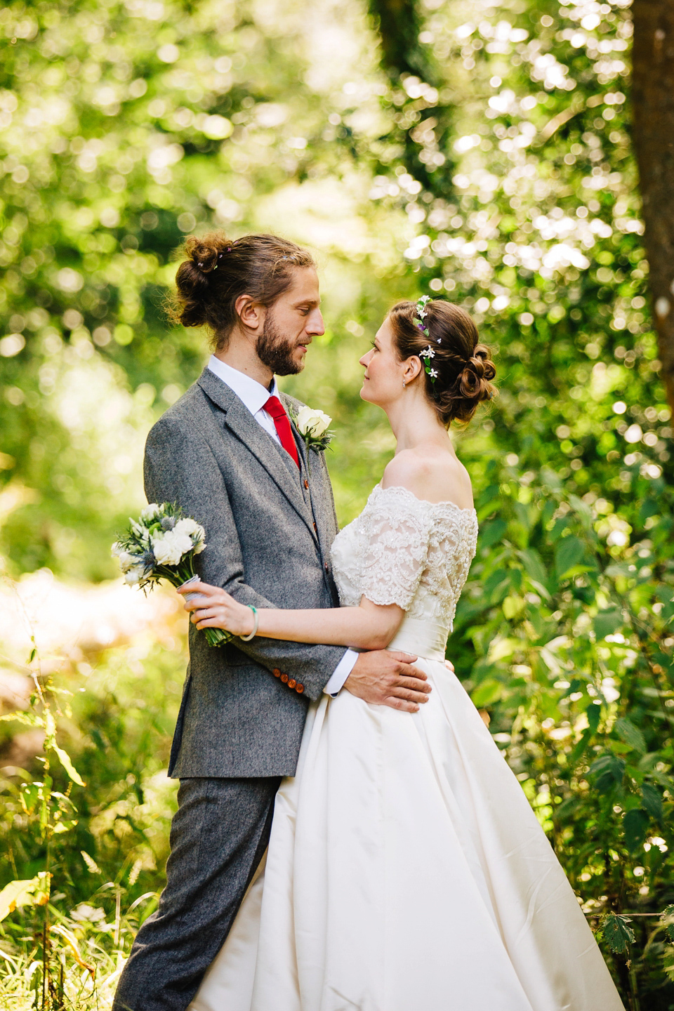 An elegant and relaxed homespun barn wedding in the Sussex Downs. Photography by Sarah Legge.