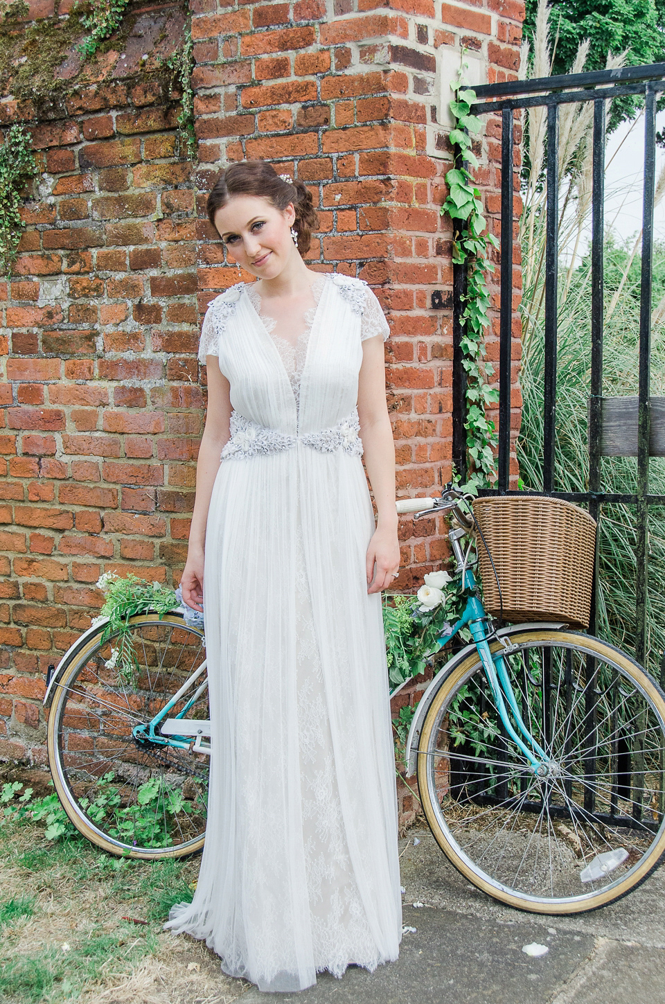 English literature inspired, romantic and elegant bridal style. Photography by Anaïs Stoelen.