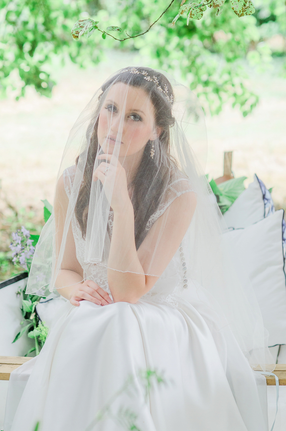 English literature inspired, romantic and elegant bridal style. Photography by Anaïs Stoelen.