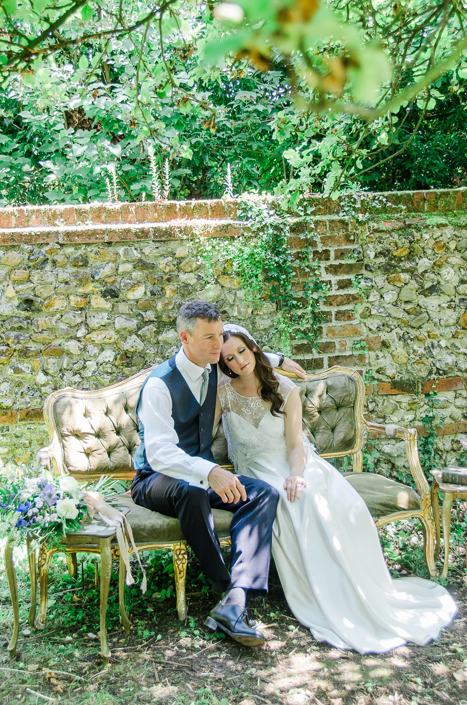 English literature inspired, romantic and elegant bridal style. Photography by Anaïs Stoelen.