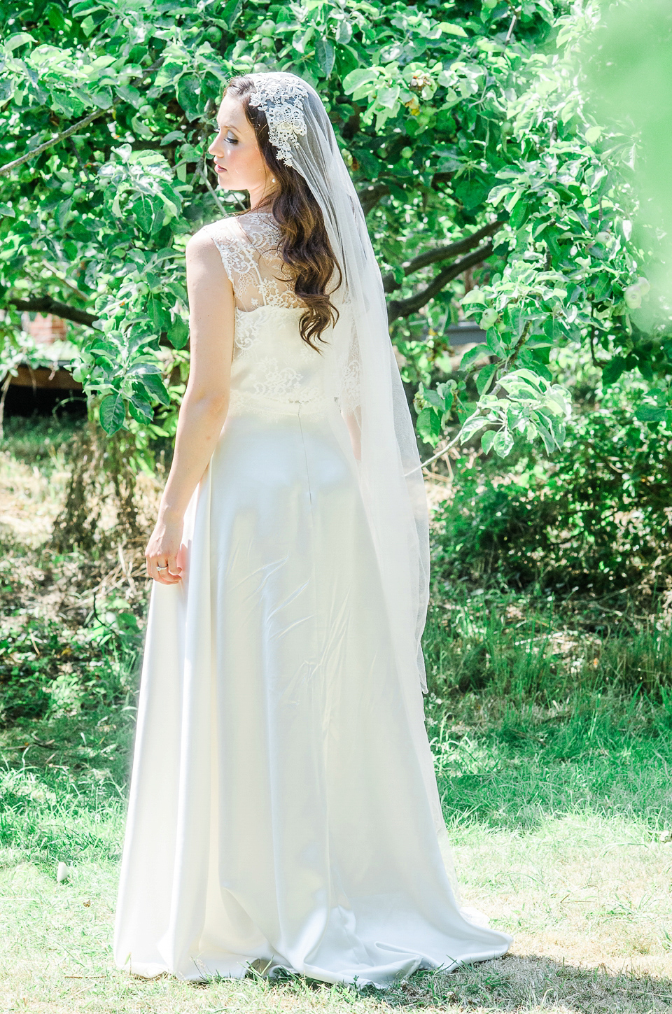 English literature inspired, romantic and elegant bridal style. Photography by Anaïs Stoelen.