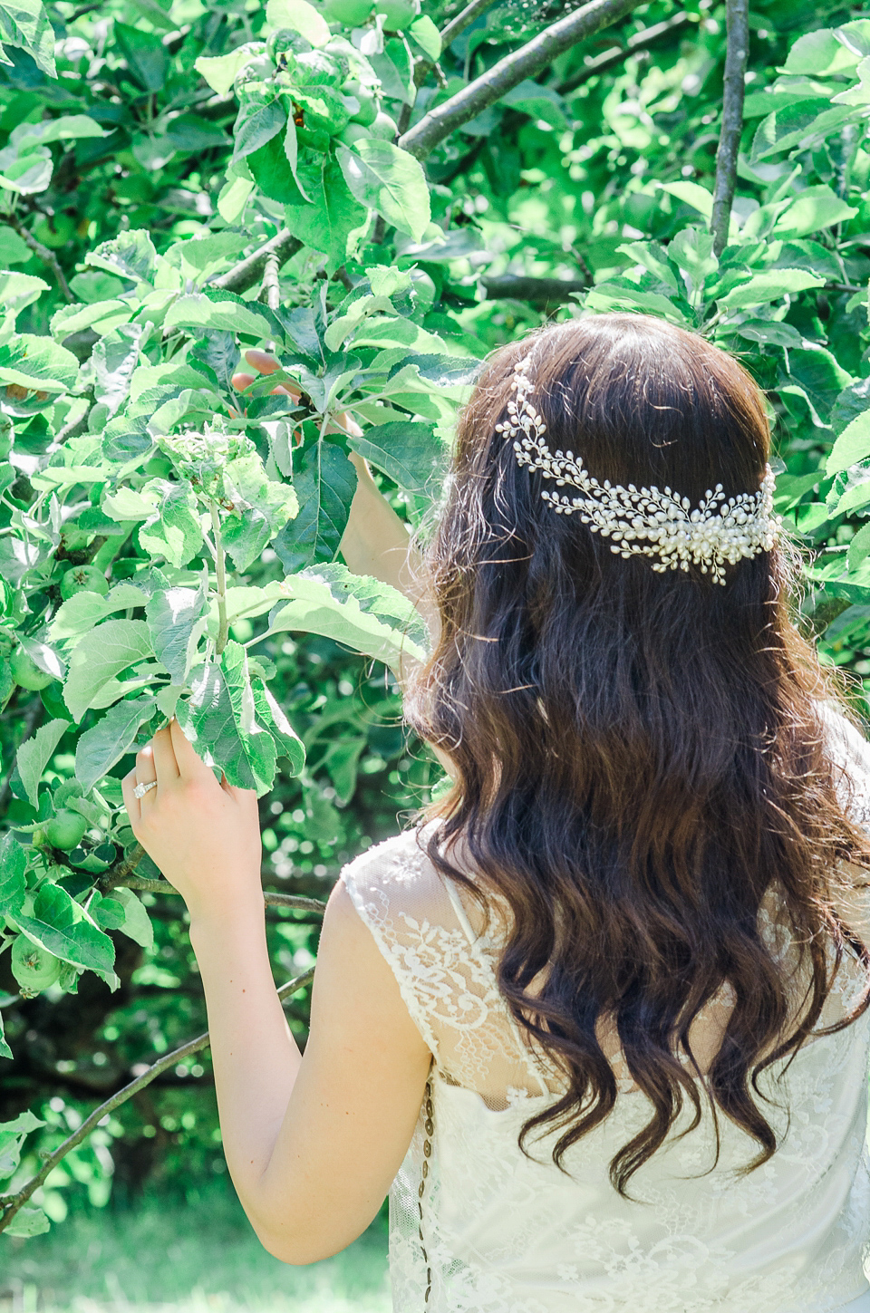 English literature inspired, romantic and elegant bridal style. Photography by Anaïs Stoelen.