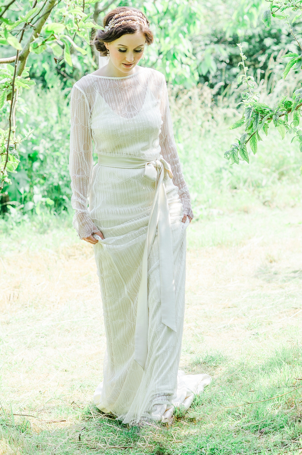 English literature inspired, romantic and elegant bridal style. Photography by Anaïs Stoelen.