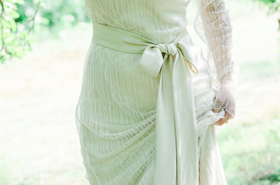 English literature inspired, romantic and elegant bridal style. Photography by Anaïs Stoelen.