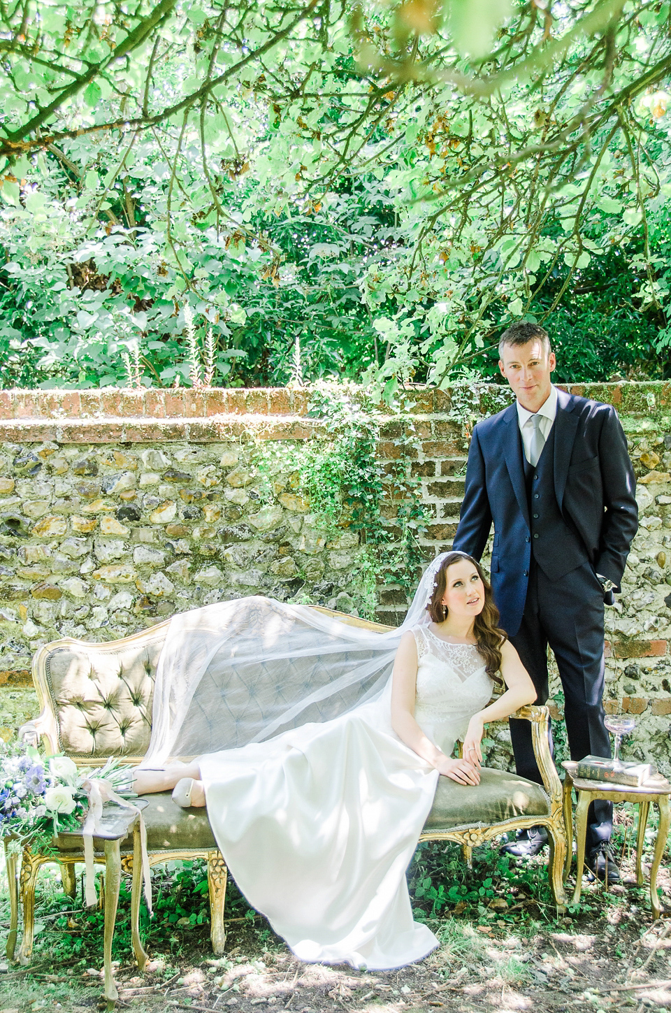 English literature inspired, romantic and elegant bridal style. Photography by Anaïs Stoelen.