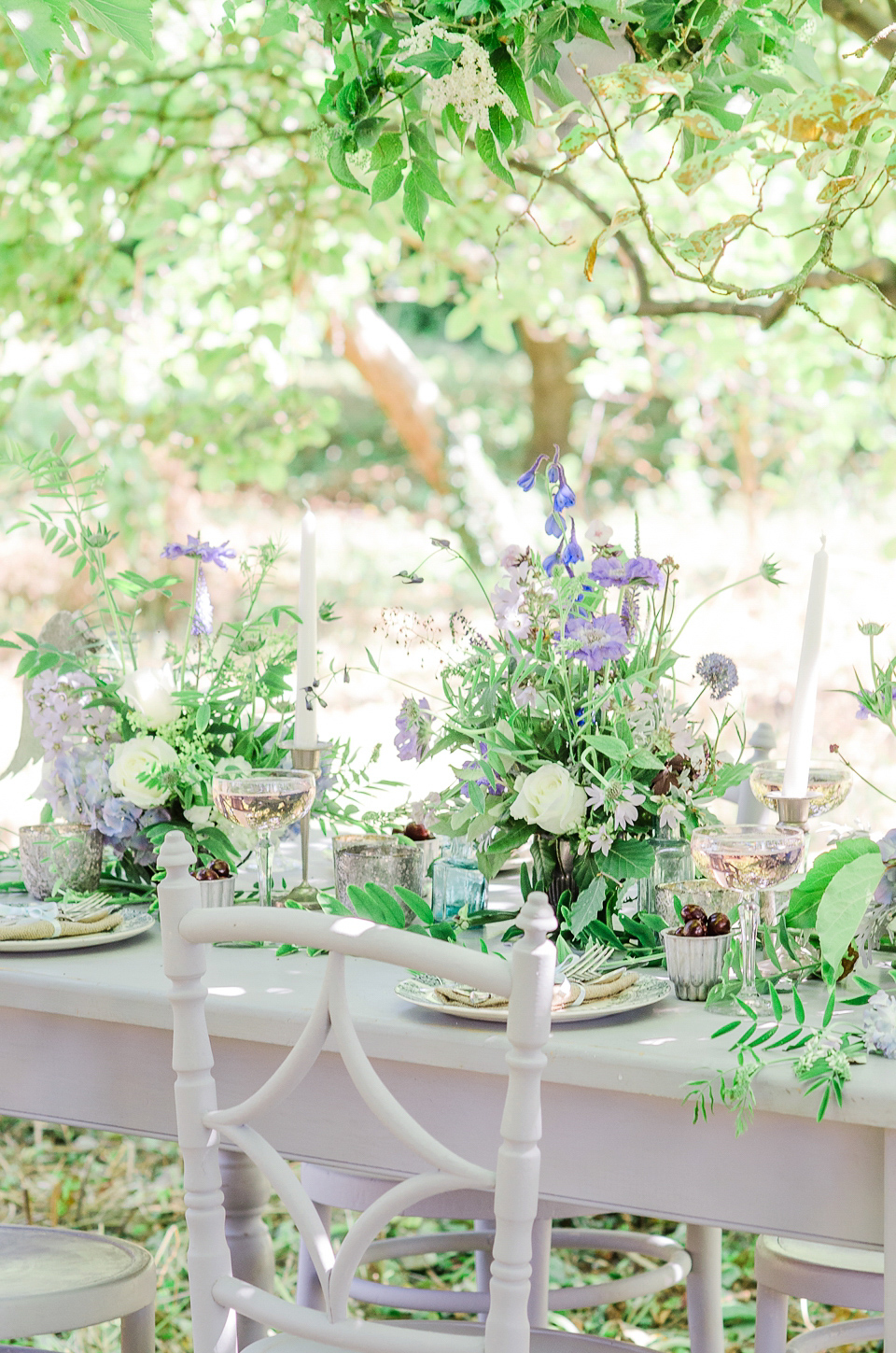 English literature inspired, romantic and elegant bridal style. Photography by Anaïs Stoelen.