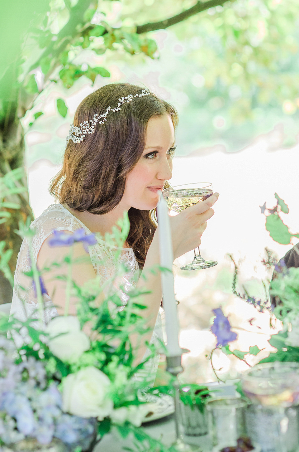 English literature inspired, romantic and elegant bridal style. Photography by Anaïs Stoelen.