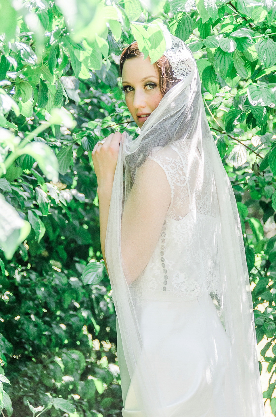 English literature inspired, romantic and elegant bridal style. Photography by Anaïs Stoelen.