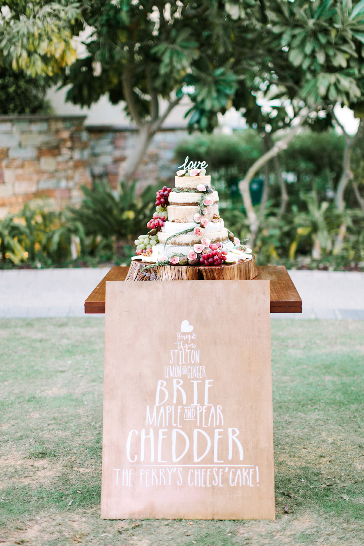 A House of Moirai dres for a stylish boho wedding in Abu Dhabi. Photography by Maria Sundin.