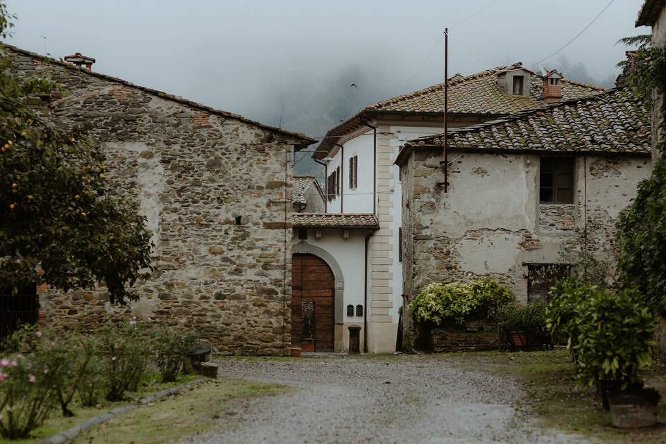 The bride wears a Jenny Yoo gown in soft grey tulle for her rustic Italian villa wedding. Photography by Cinzia Bruschini.