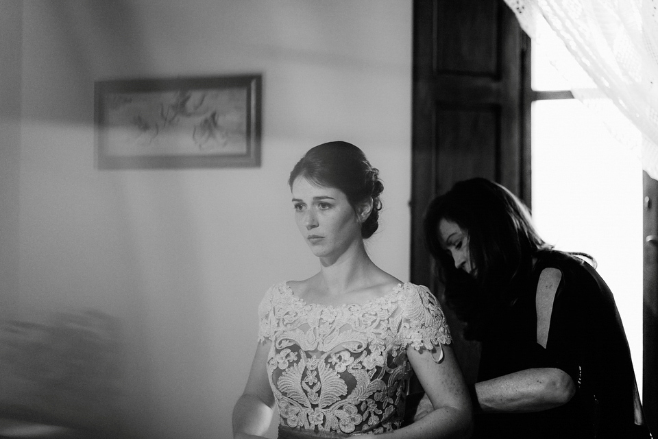 The bride wears a Jenny Yoo gown in soft grey tulle for her rustic Italian villa wedding. Photography by Cinzia Bruschini.