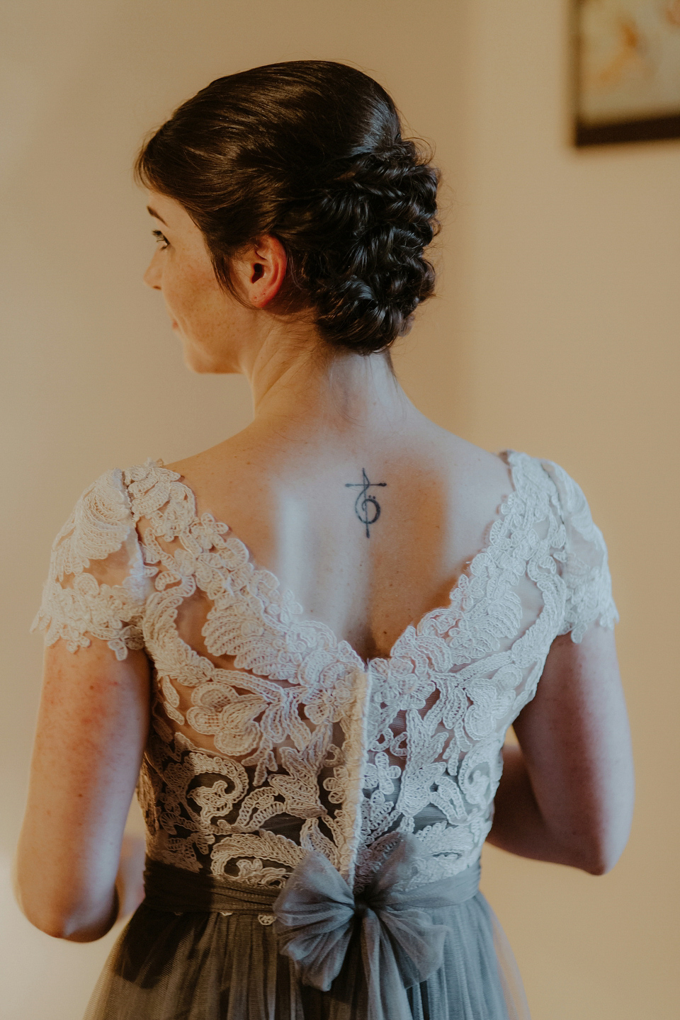 The bride wears a Jenny Yoo gown in soft grey tulle for her rustic Italian villa wedding. Photography by Cinzia Bruschini.