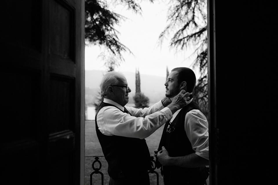 The bride wears a Jenny Yoo gown in soft grey tulle for her rustic Italian villa wedding. Photography by Cinzia Bruschini.