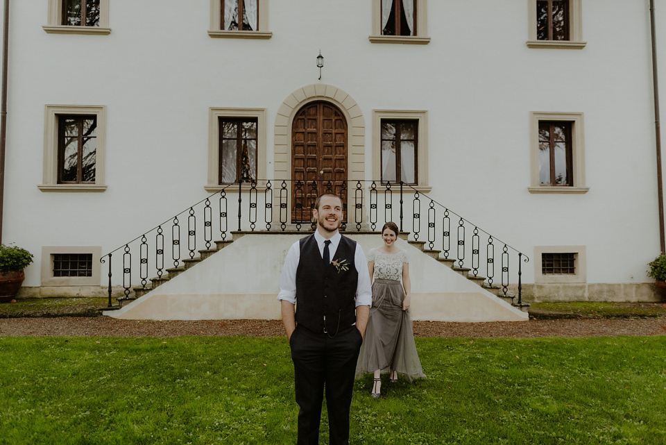 The bride wears a Jenny Yoo gown in soft grey tulle for her rustic Italian villa wedding. Photography by Cinzia Bruschini.