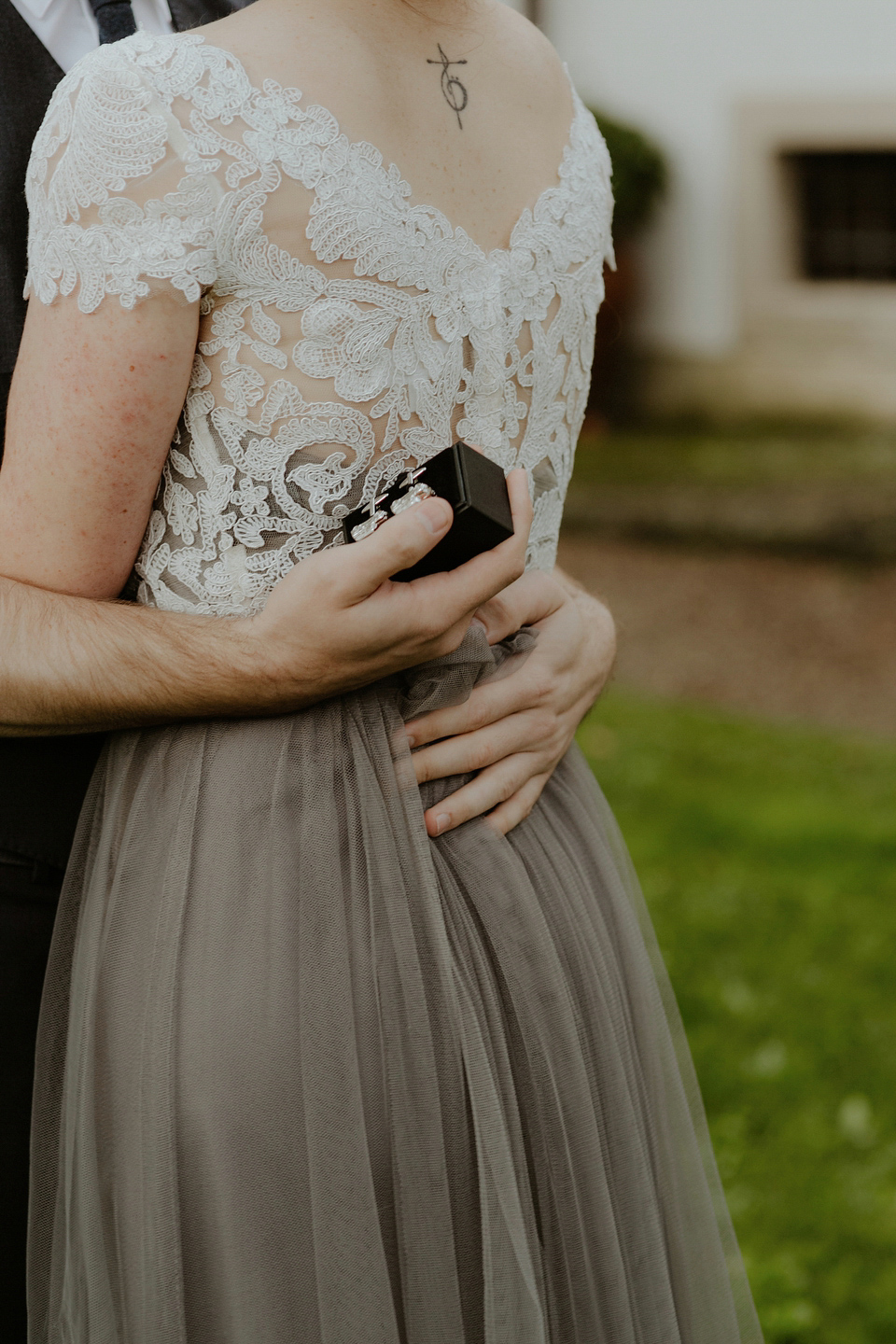 The bride wears a Jenny Yoo gown in soft grey tulle for her rustic Italian villa wedding. Photography by Cinzia Bruschini.