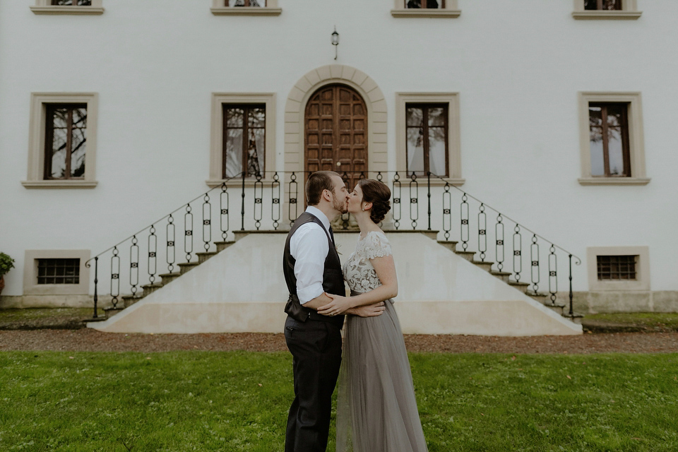 The bride wears a Jenny Yoo gown in soft grey tulle for her rustic Italian villa wedding. Photography by Cinzia Bruschini.