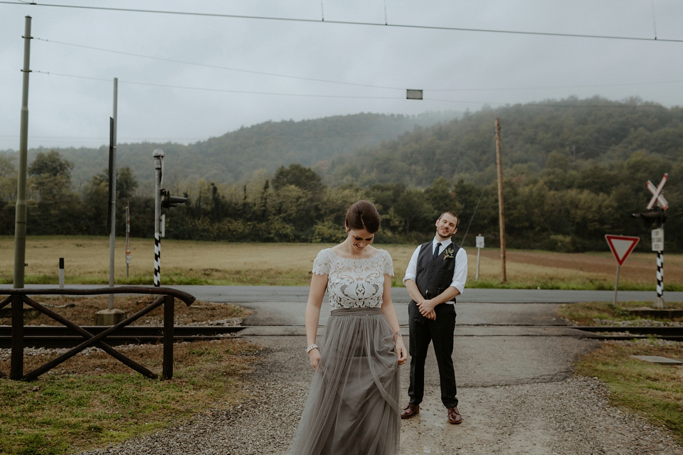 The bride wears a Jenny Yoo gown in soft grey tulle for her rustic Italian villa wedding. Photography by Cinzia Bruschini.