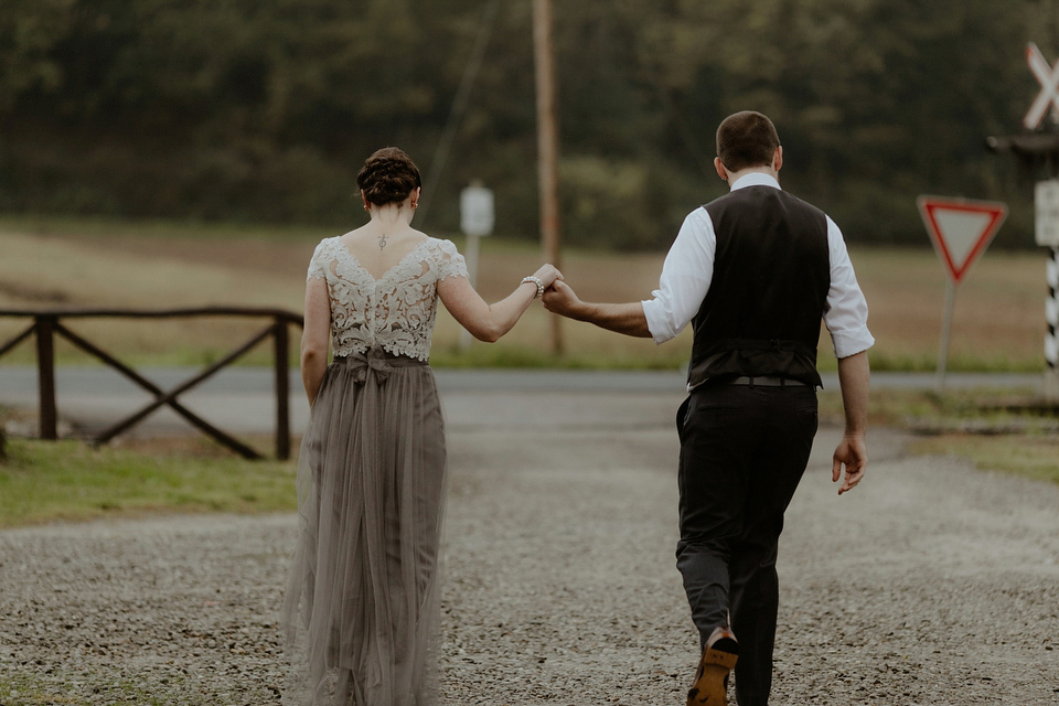 The bride wears a Jenny Yoo gown in soft grey tulle for her rustic Italian villa wedding. Photography by Cinzia Bruschini.