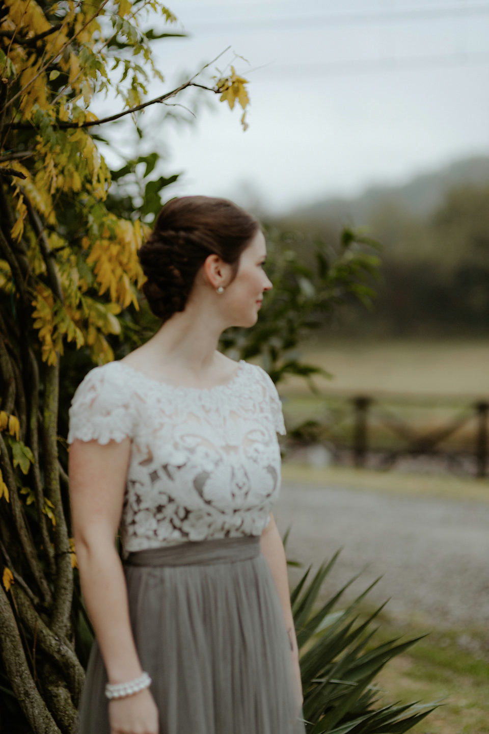 The bride wears a Jenny Yoo gown in soft grey tulle for her rustic Italian villa wedding. Photography by Cinzia Bruschini.