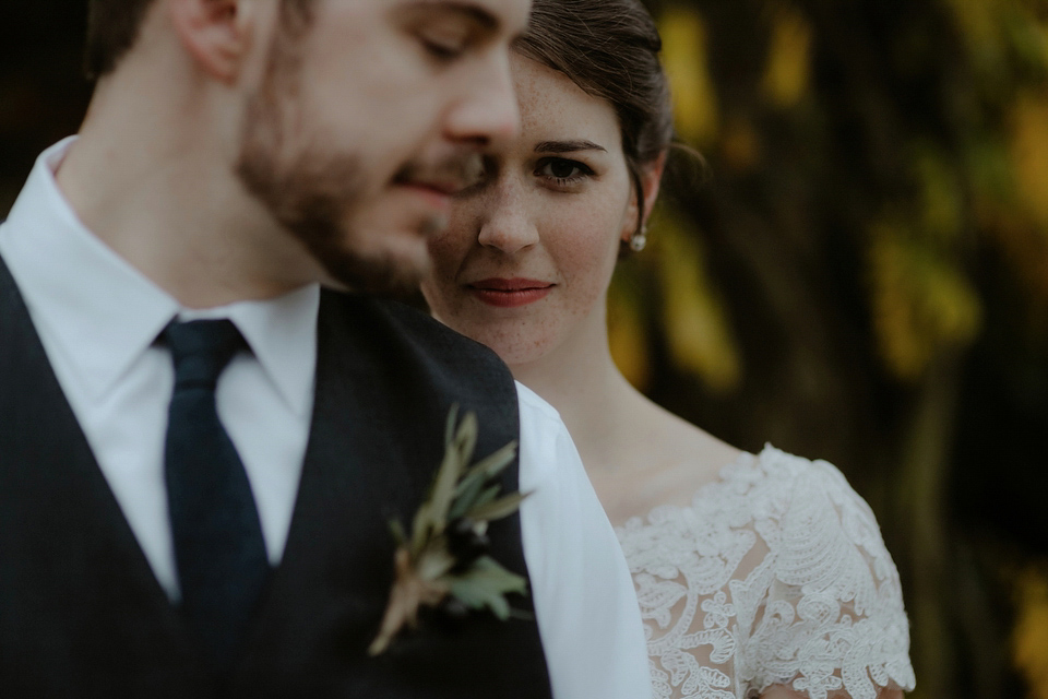 The bride wears a Jenny Yoo gown in soft grey tulle for her rustic Italian villa wedding. Photography by Cinzia Bruschini.