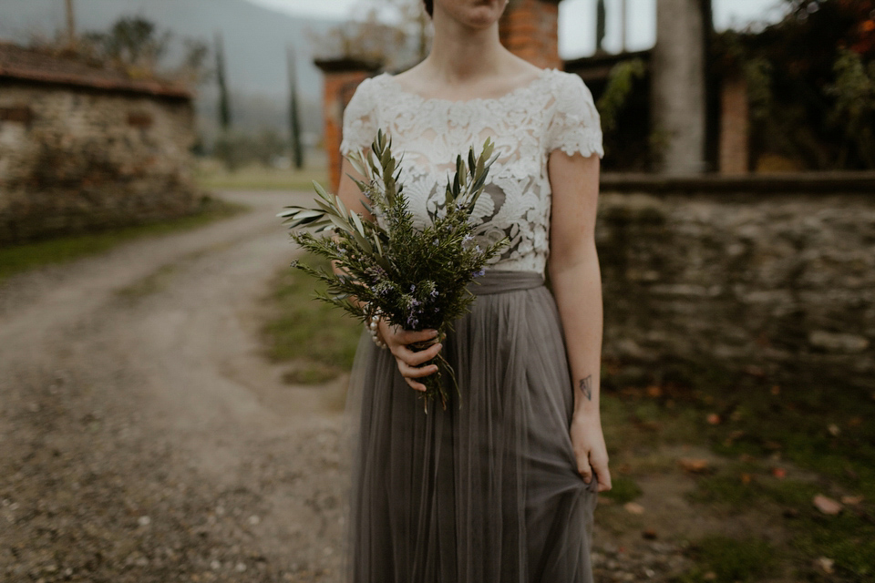 The bride wears a Jenny Yoo gown in soft grey tulle for her rustic Italian villa wedding. Photography by Cinzia Bruschini.