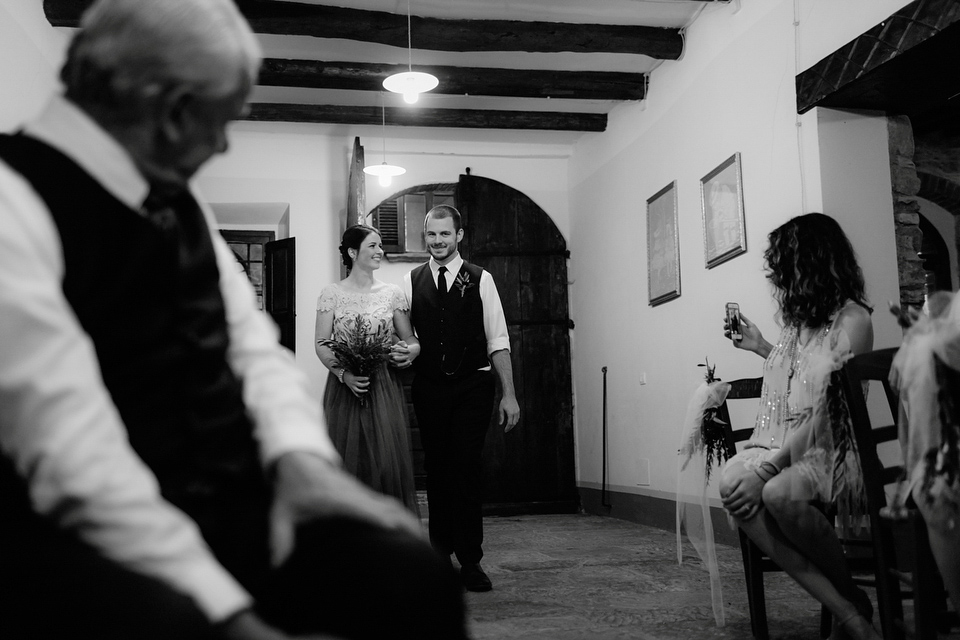 The bride wears a Jenny Yoo gown in soft grey tulle for her rustic Italian villa wedding. Photography by Cinzia Bruschini.