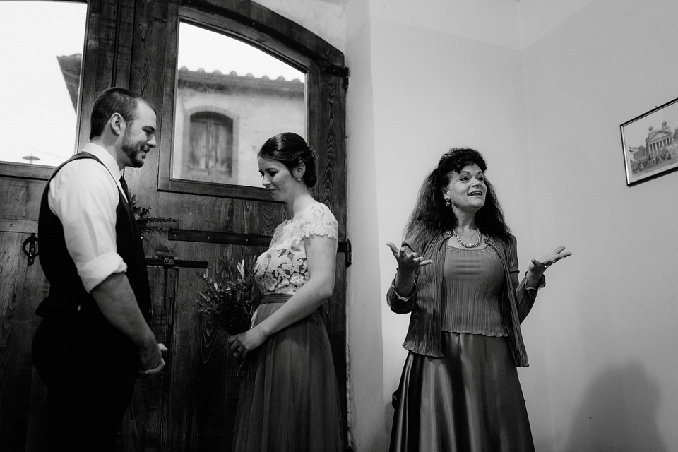 The bride wears a Jenny Yoo gown in soft grey tulle for her rustic Italian villa wedding. Photography by Cinzia Bruschini.