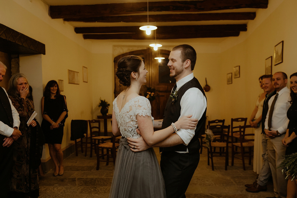 The bride wears a Jenny Yoo gown in soft grey tulle for her rustic Italian villa wedding. Photography by Cinzia Bruschini.