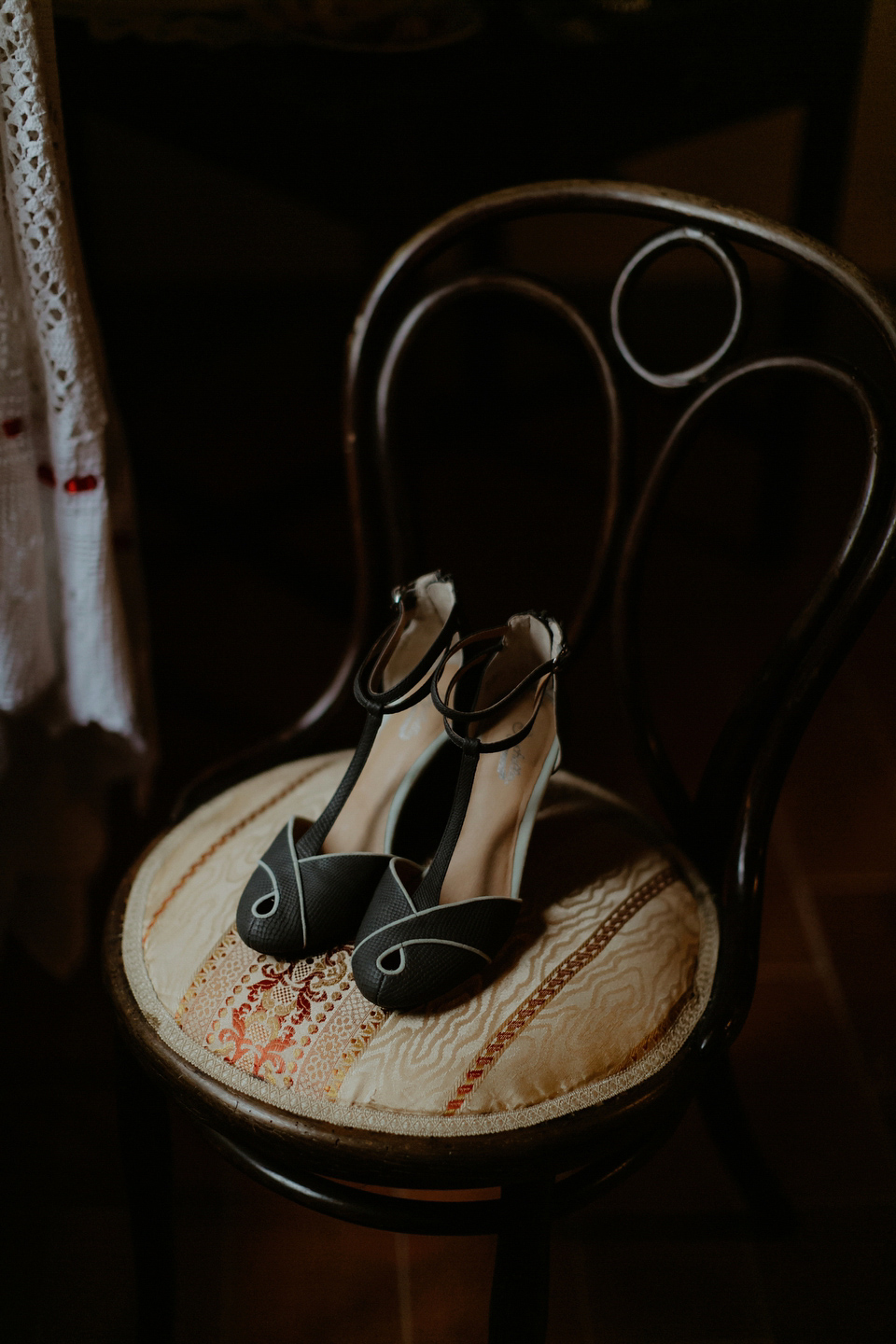 The bride wears a Jenny Yoo gown in soft grey tulle for her rustic Italian villa wedding. Photography by Cinzia Bruschini.