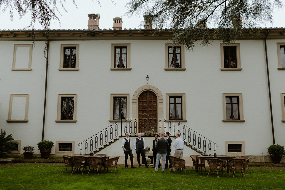 The bride wears a Jenny Yoo gown in soft grey tulle for her rustic Italian villa wedding. Photography by Cinzia Bruschini.