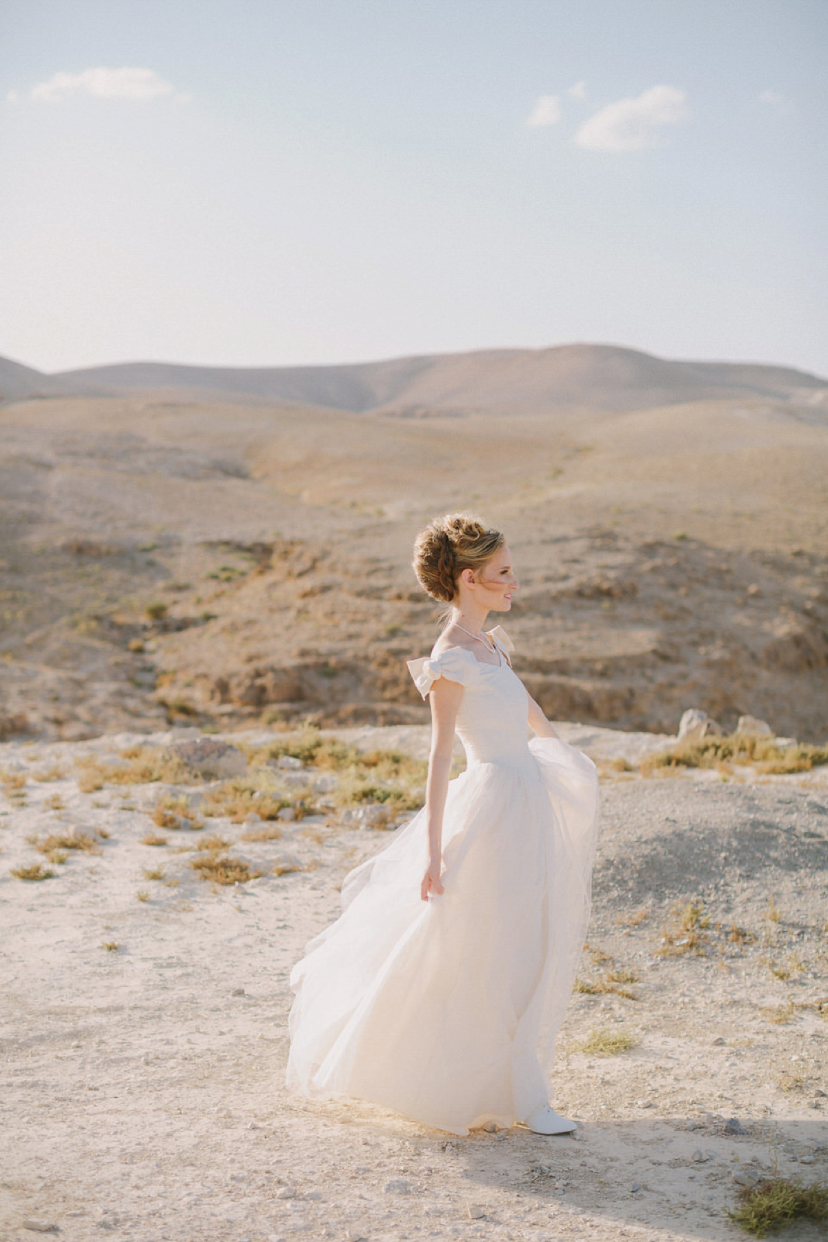 Bride Noga wore a vintage wedding dress for her modern festival wedding in the desert. Images by Echoes & Wildhearts Photography.