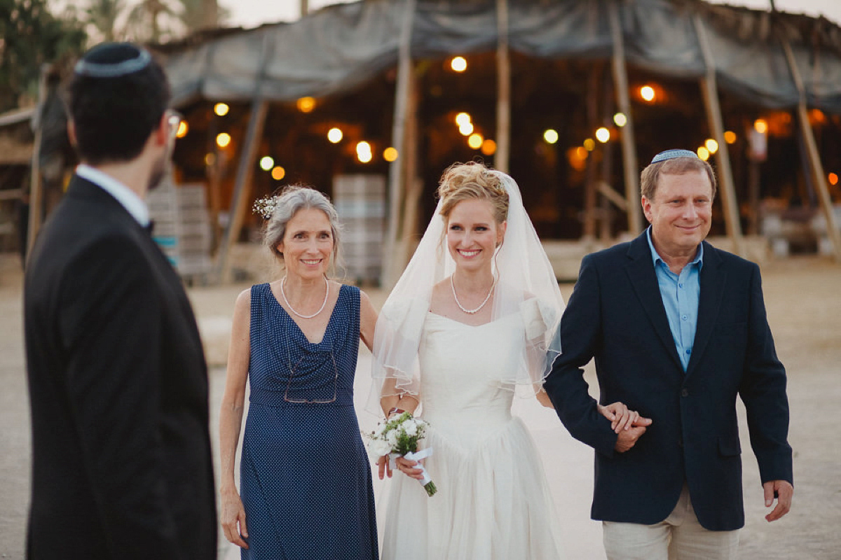 Bride Noga wore a vintage wedding dress for her modern festival wedding in the desert. Images by Echoes & Wildhearts Photography.