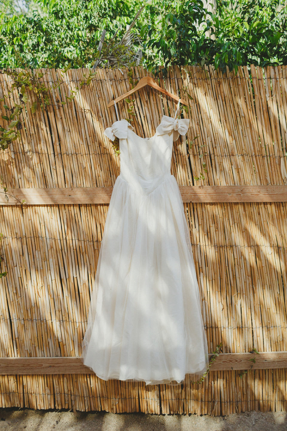 Bride Noga wore a vintage wedding dress for her modern festival wedding in the desert. Images by Echoes & Wildhearts Photography.