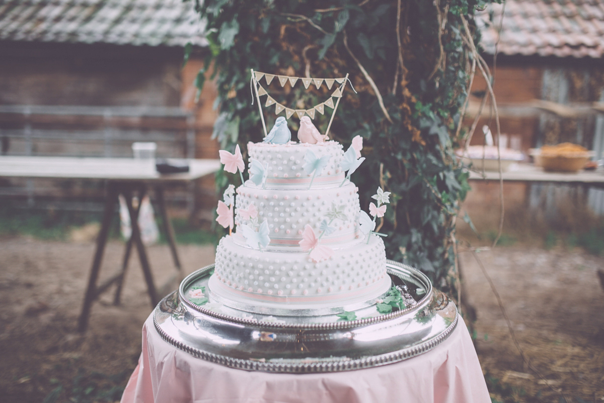 Georgie wore a 1950's inspired Essense of Australia gown for her rustic and rural Somerset barn wedding. Photography by Naomi Jane.