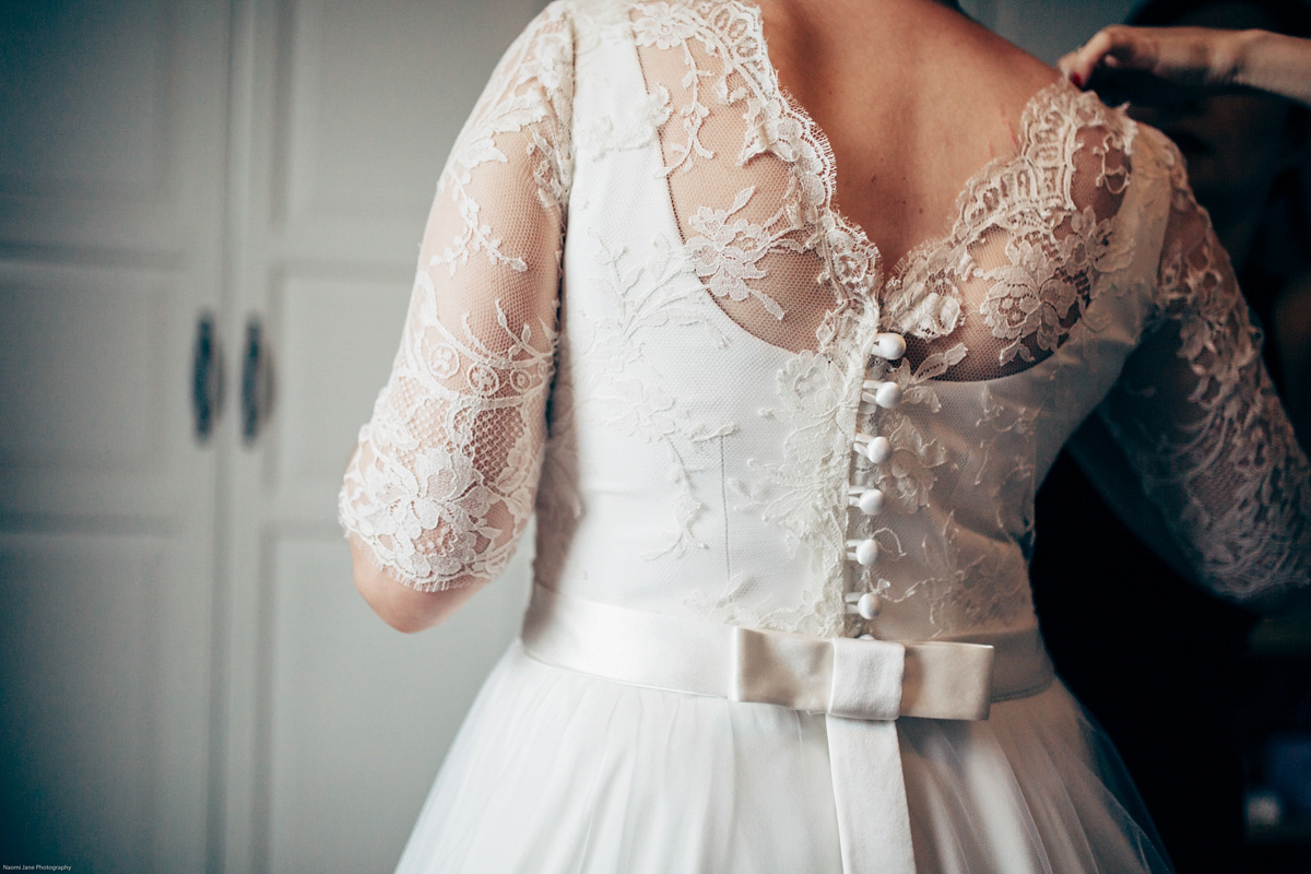 Bride Dany wears a 1950's inspired lace dress and birdcage veil for her modern cool wedding at The Asylum. Their reception was held in a London pub. Photography by Naomi Jane.