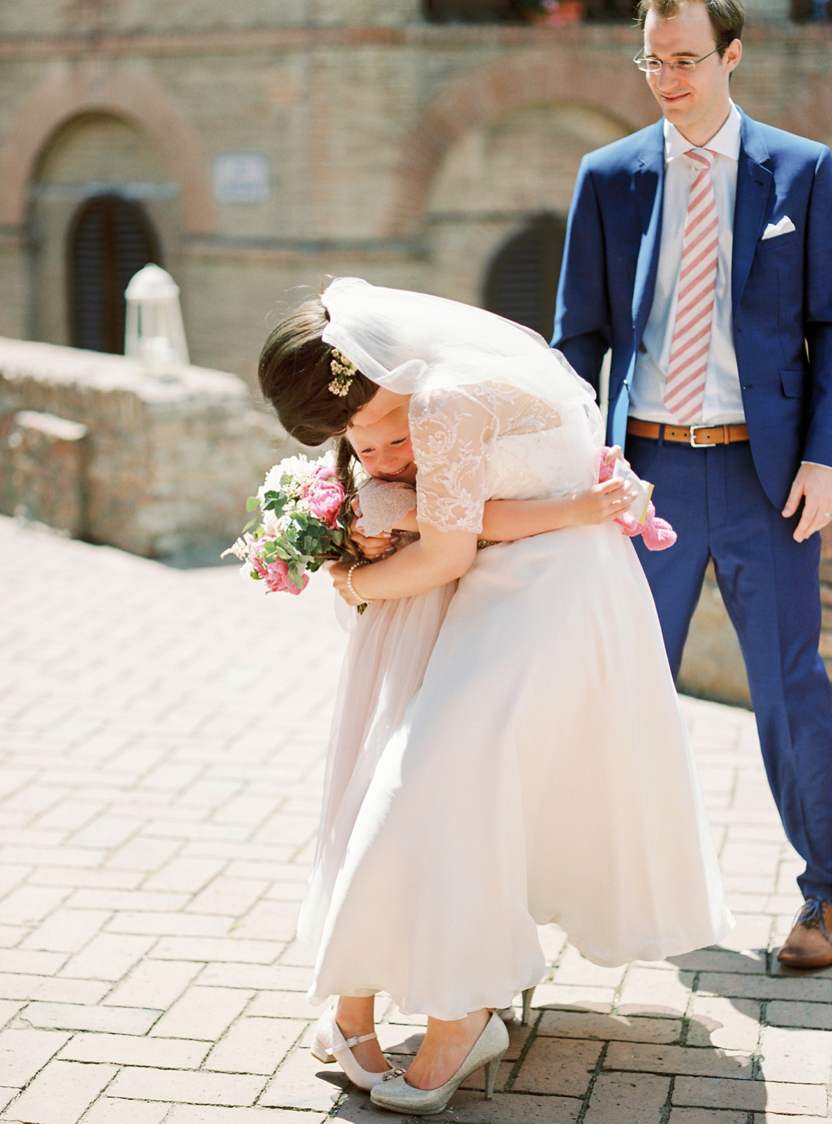 Our Lovettes member and bride Kate wore a 1950's inspired short gown for her wedding in the rural Italian countryside. Photography by Gert Huygaerts.