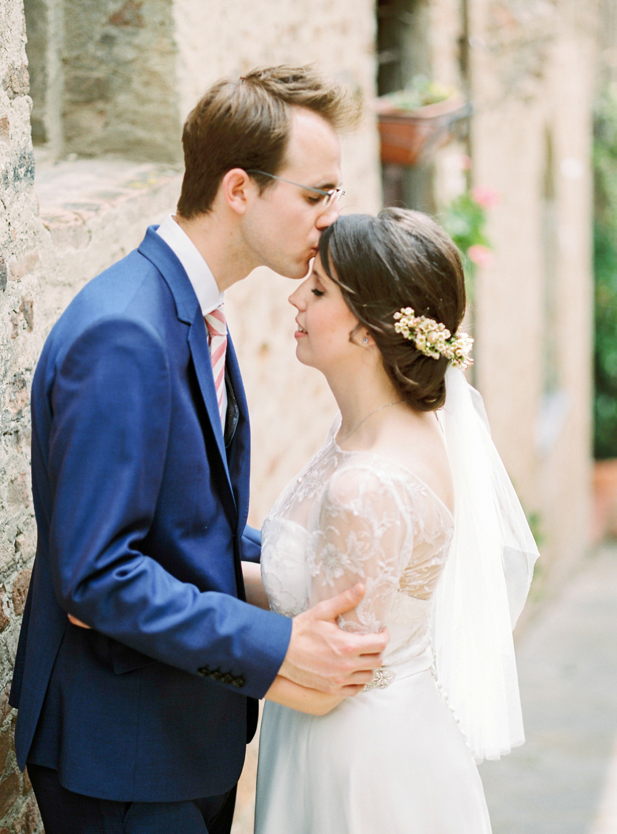 Our Lovettes member and bride Kate wore a 1950's inspired short gown for her wedding in the rural Italian countryside. Photography by Gert Huygaerts.