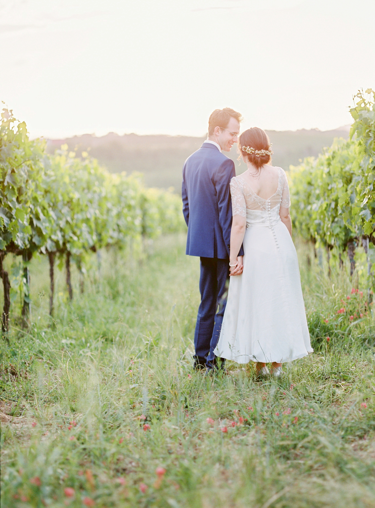 Our Lovettes member and bride Kate wore a 1950's inspired short gown for her wedding in the rural Italian countryside. Photography by Gert Huygaerts.