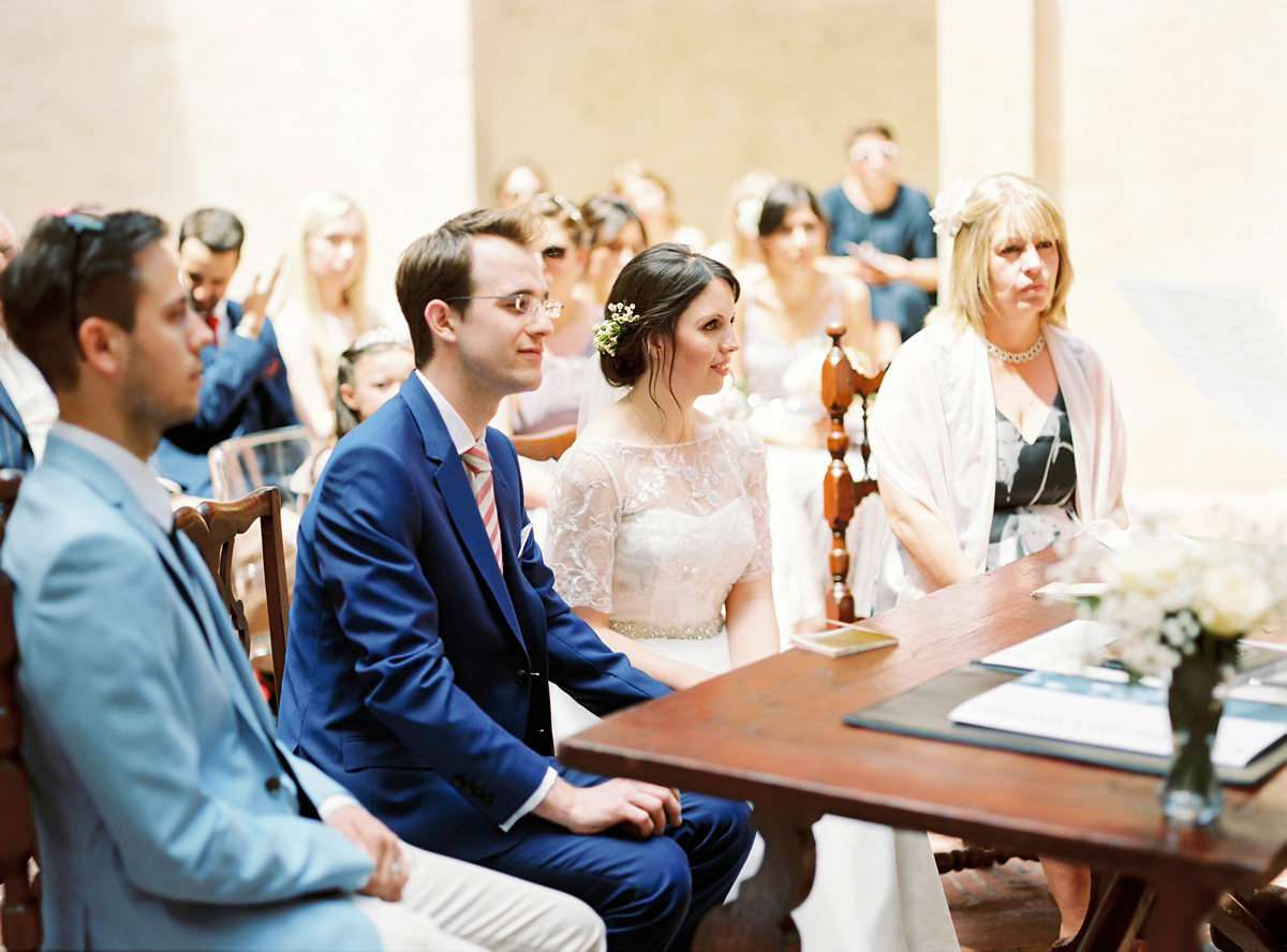 Our Lovettes member and bride Kate wore a 1950's inspired short gown for her wedding in the rural Italian countryside. Photography by Gert Huygaerts.