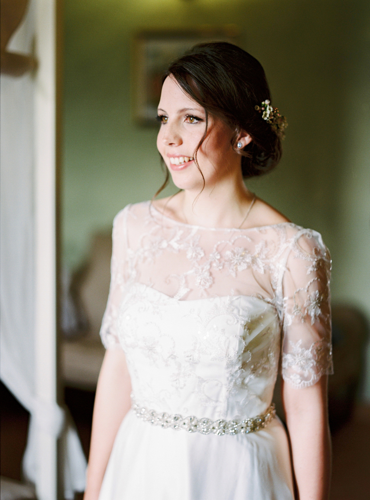 Our Lovettes member and bride Kate wore a 1950's inspired short gown for her wedding in the rural Italian countryside. Photography by Gert Huygaerts.