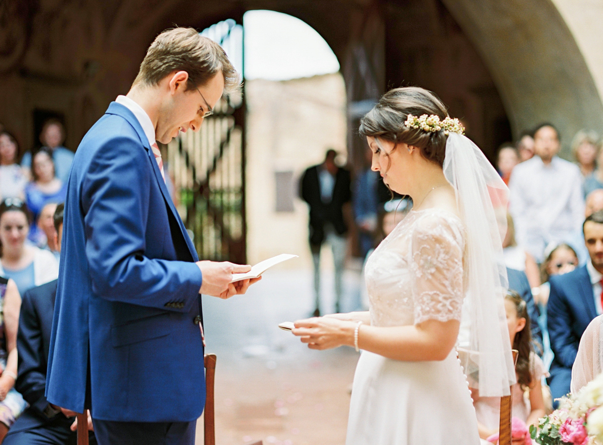 Our Lovettes member and bride Kate wore a 1950's inspired short gown for her wedding in the rural Italian countryside. Photography by Gert Huygaerts.