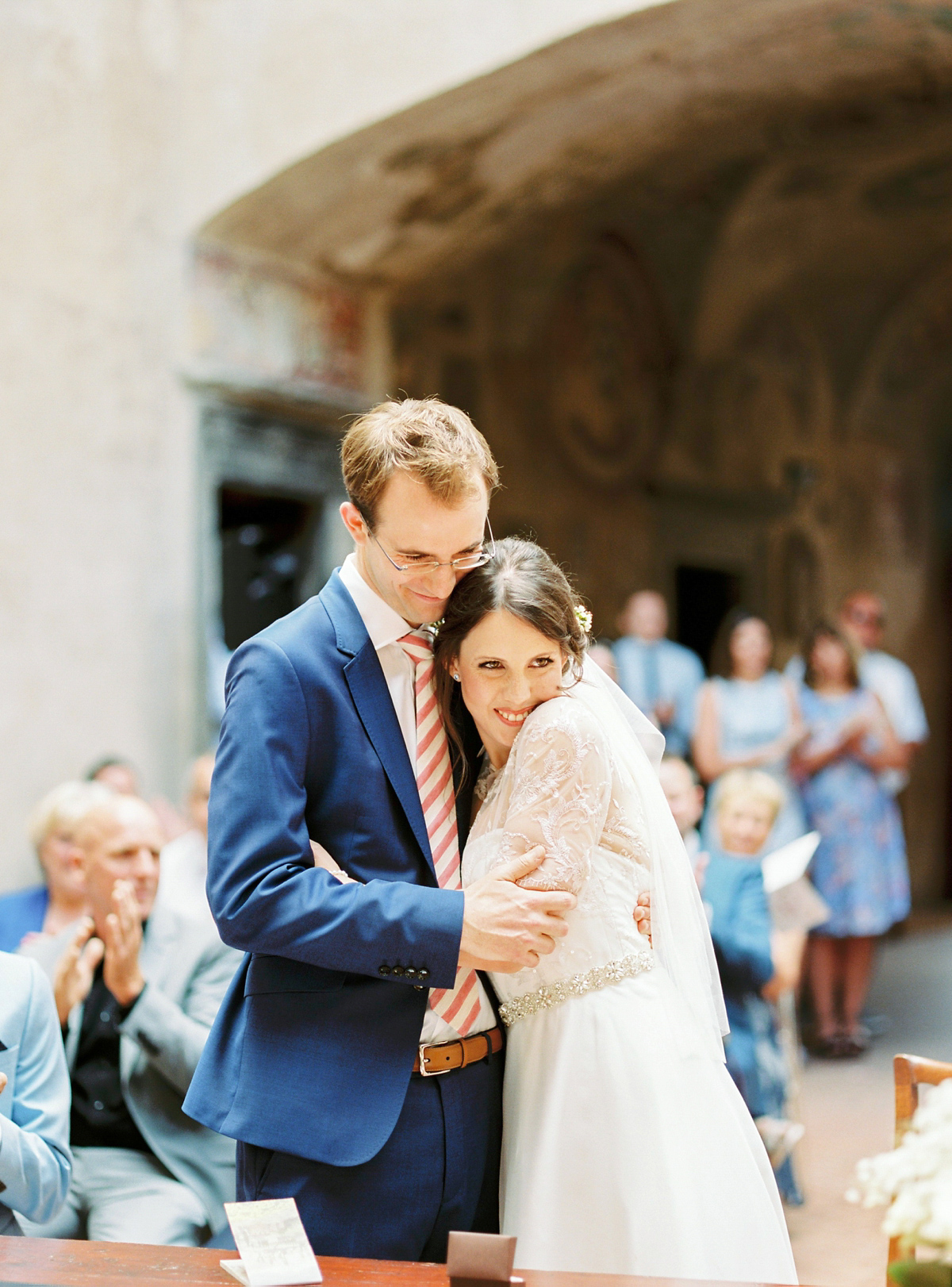 Our Lovettes member and bride Kate wore a 1950's inspired short gown for her wedding in the rural Italian countryside. Photography by Gert Huygaerts.