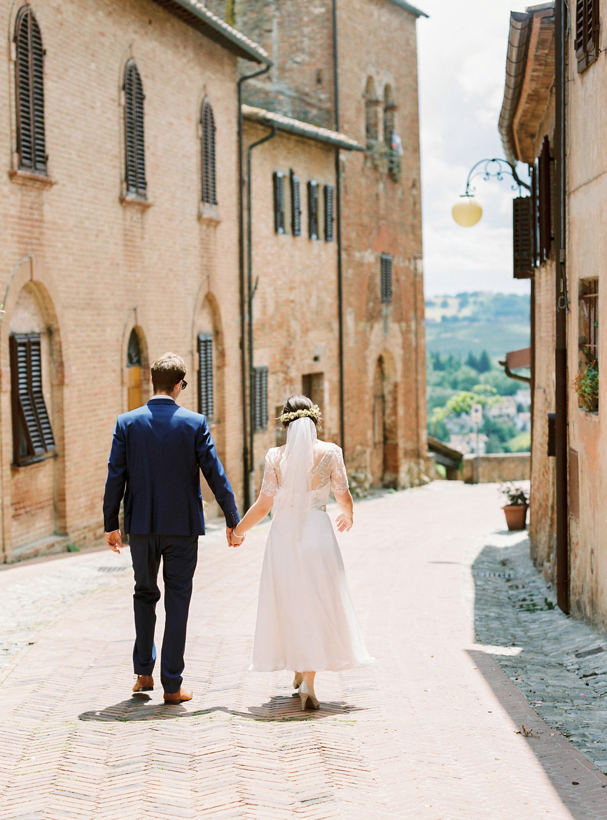 Our Lovettes member and bride Kate wore a 1950's inspired short gown for her wedding in the rural Italian countryside. Photography by Gert Huygaerts.