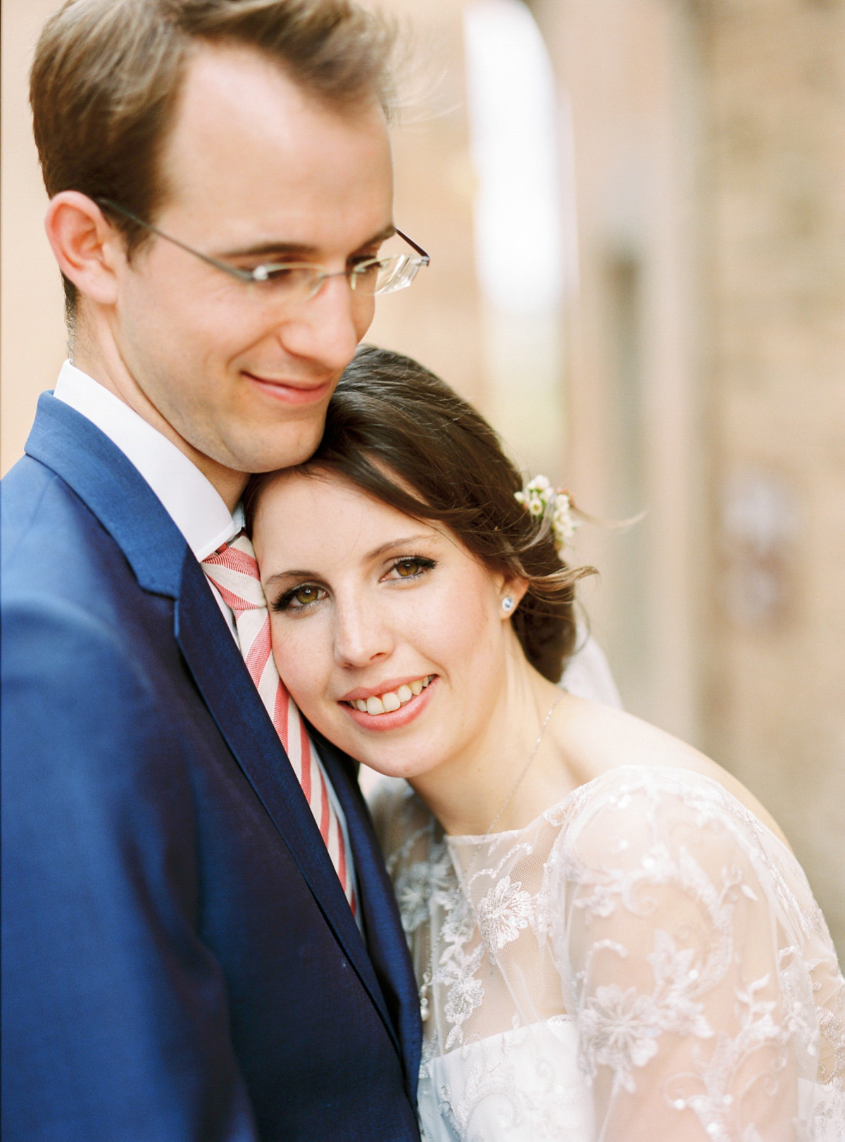 Our Lovettes member and bride Kate wore a 1950's inspired short gown for her wedding in the rural Italian countryside. Photography by Gert Huygaerts.