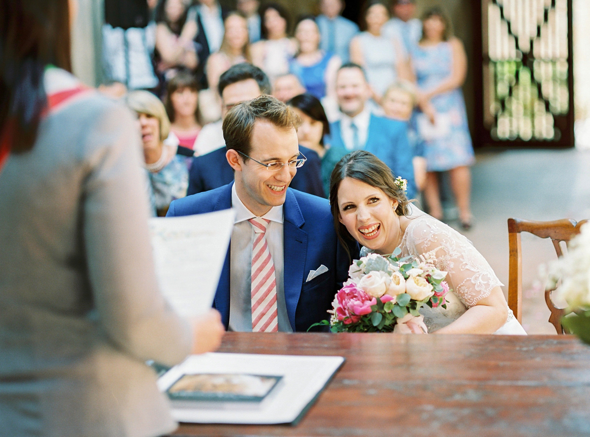 Our Lovettes member and bride Kate wore a 1950's inspired short gown for her wedding in the rural Italian countryside. Photography by Gert Huygaerts.