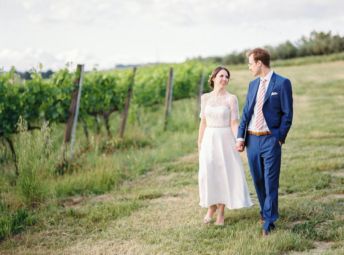 Our Lovettes member and bride Kate wore a 1950's inspired short gown for her wedding in the rural Italian countryside. Photography by Gert Huygaerts.