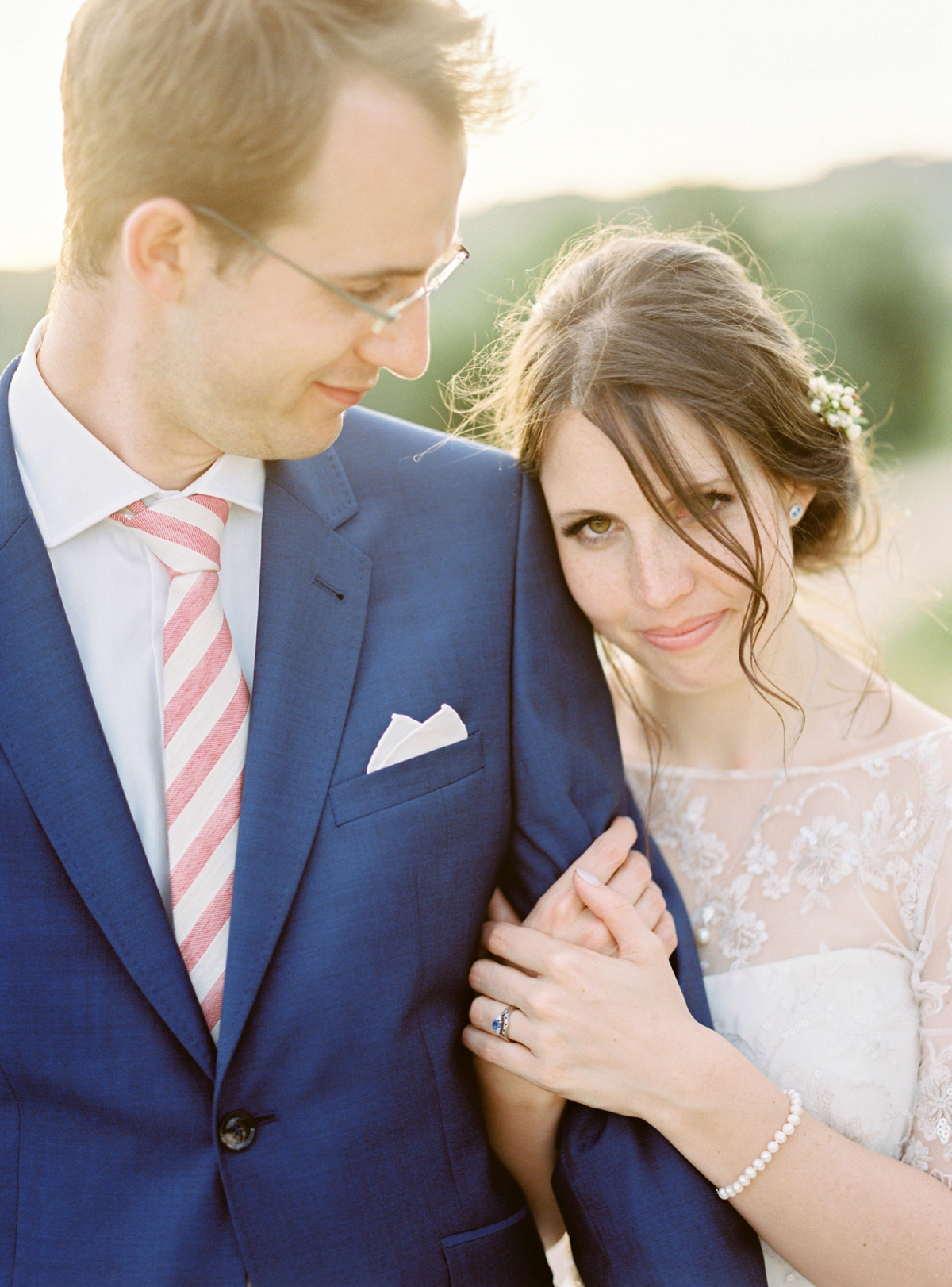 Our Lovettes member and bride Kate wore a 1950's inspired short gown for her wedding in the rural Italian countryside. Photography by Gert Huygaerts.