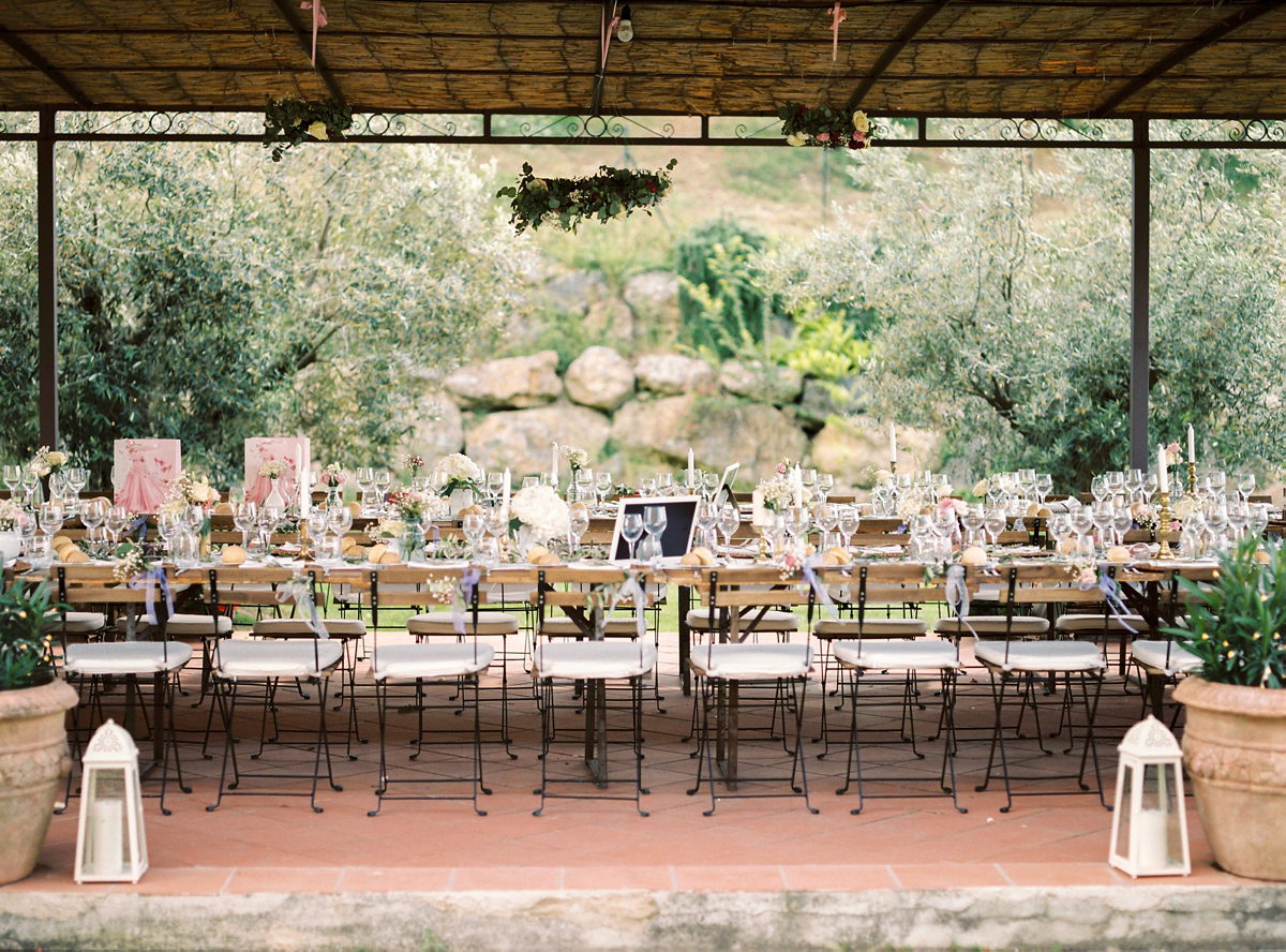 Our Lovettes member and bride Kate wore a 1950's inspired short gown for her wedding in the rural Italian countryside. Photography by Gert Huygaerts.