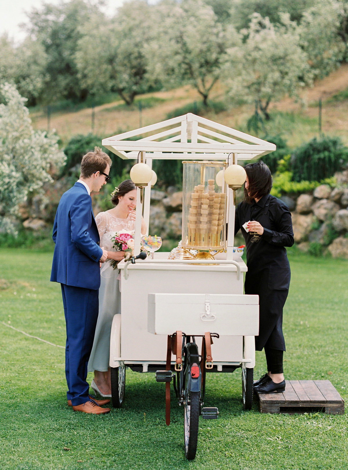 Our Lovettes member and bride Kate wore a 1950's inspired short gown for her wedding in the rural Italian countryside. Photography by Gert Huygaerts.